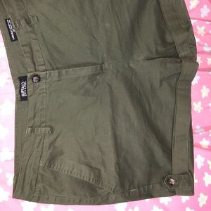 Mid-rise army green shorts!